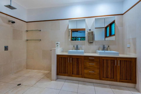 Uisce Luxury Holiday House With Jacuzzi Pool Table Cinema Premium Foxtel & Two Buggies - Accommodation Burleigh 1