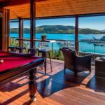 Uisce Luxury Holiday House With Jacuzzi Pool Table Cinema Premium Foxtel & Two Buggies - Accommodation Burleigh 0