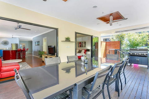 Aussie Beach House - Accommodation Burleigh 0