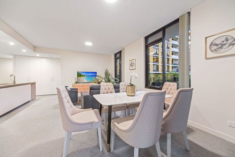HomeHotel Stylish Apt Next To Train & Westfield - Accommodation Burleigh 3