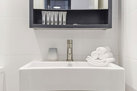 HomeHotel Stylish Apt Next To Train & Westfield - Accommodation Burleigh 5