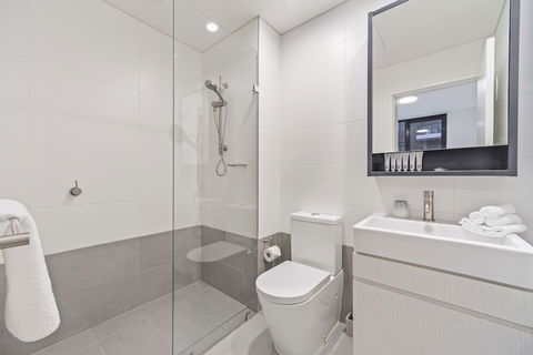 HomeHotel Stylish Apt Next To Train & Westfield - Accommodation Burleigh 1