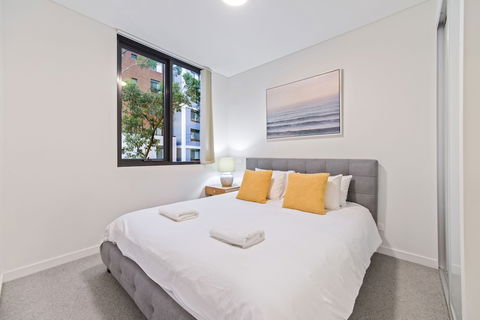 HomeHotel Stylish Apt Next To Train & Westfield - Accommodation Burleigh 2