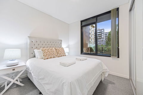 HomeHotel Stylish Apt Next To Train & Westfield - Accommodation Burleigh 0