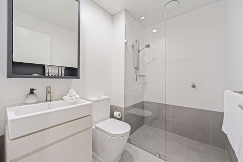 HomeHotel Stylish Apt Next To Train & Westfield - Accommodation Burleigh 4