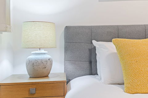 HomeHotel Stylish Apt Next To Train & Westfield - Accommodation Burleigh 6
