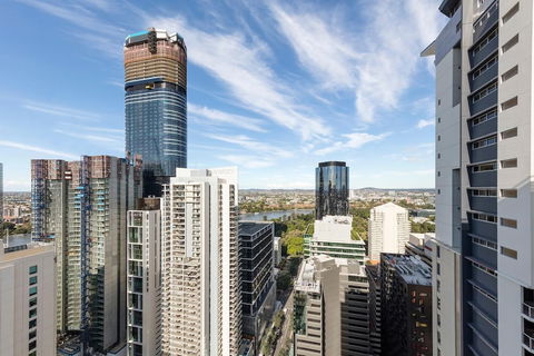 SoFun Apartment On Albert St - Accommodation Burleigh 2