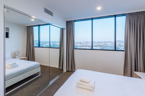 Airtrip Apartments On Deshon St - Accommodation Burleigh 4