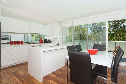 Apartment On Broadway - Accommodation Burleigh 2