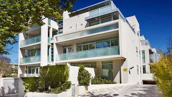 Apartment On Broadway - Accommodation Burleigh 5