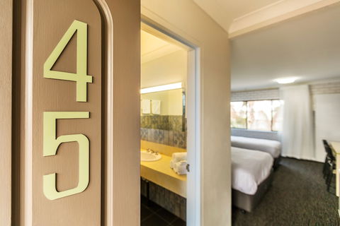 Boomerang Hotel - Accommodation Burleigh 6