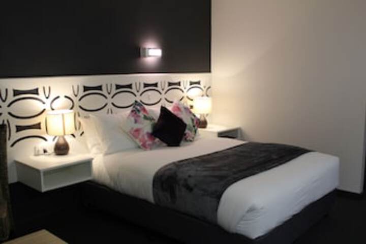 Clay Wells SA Accommodation Burleigh