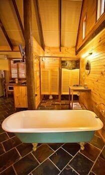 Rainforest Ranch - Accommodation Burleigh 6