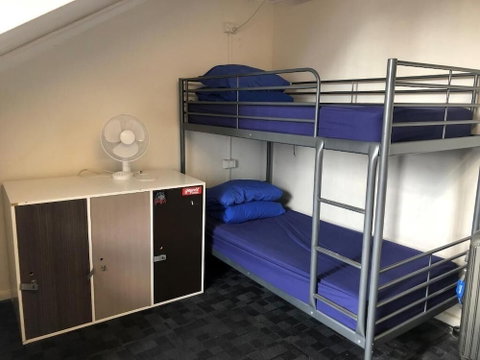 Hump Backpackers - Accommodation Burleigh 4