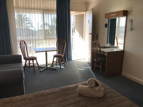 Holiday Lodge Motor Inn - Accommodation Burleigh 5