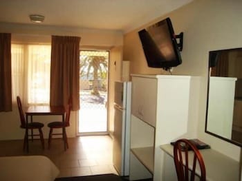 Holiday Lodge Motor Inn - Accommodation Burleigh 6