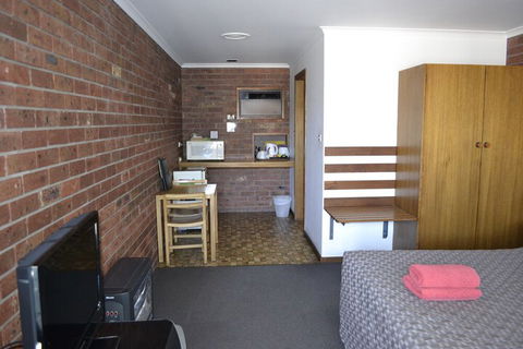 Kardinia Park Motel - Accommodation Burleigh 5