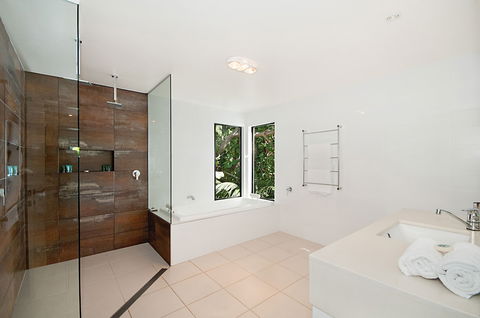 A PERFECT STAY - The Hawk At Wategos - Accommodation Burleigh 5