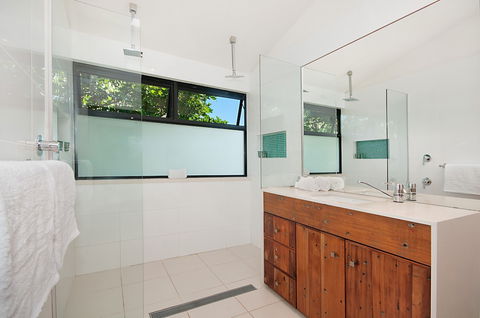A PERFECT STAY - The Hawk At Wategos - Accommodation Burleigh 4