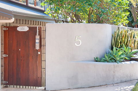 A PERFECT STAY - The Hawk At Wategos - Accommodation Burleigh 0
