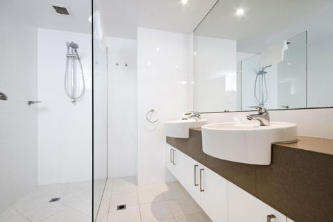 Fairshore 12 - Accommodation Burleigh 5