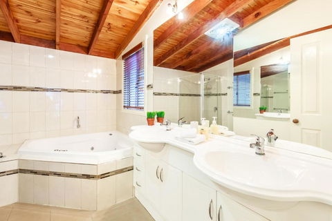 Forest Ave Cottages - Accommodation Burleigh 2