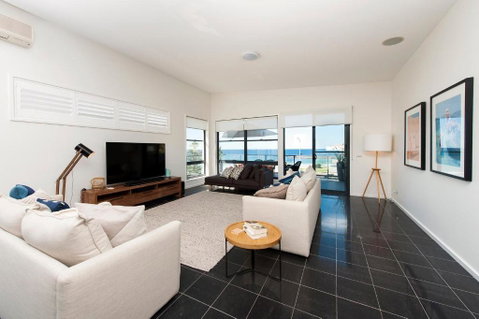 Mollymook Beachfront Penthouse 9 - Accommodation Burleigh 2