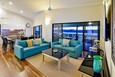 NEWLY BEAUTFULLY RENOVATED 16 The Casuarina 3 Bedroom House With 180 Degree Ocean Views - Accommodation Burleigh 6