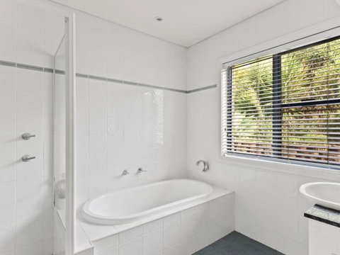 Aqua Shores Penthouse - Accommodation Burleigh 4
