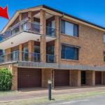 COLUMBIA VIEWS 2 / 9 COLUMBIA CLOSE AIRCON WIFI NETFLIX VIEWS & BOAT PARKING - Accommodation Burleigh 0