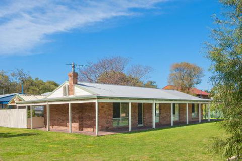 Anchors Away - Accommodation Burleigh 0