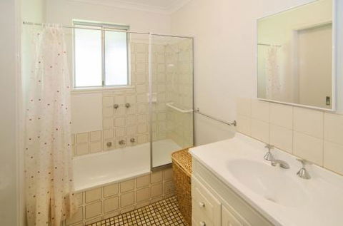 Anchors Away - Accommodation Burleigh 5