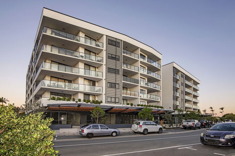 Arise Hedge - Accommodation Burleigh 1