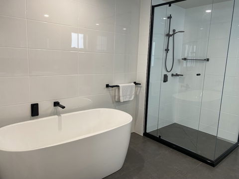 Arise Hedge - Accommodation Burleigh 5