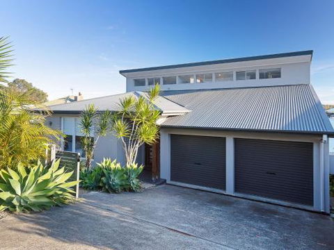 Absolute Waterfront Lakehouse Fishing Point Waterfront Pool Jetty - Accommodation Burleigh 3