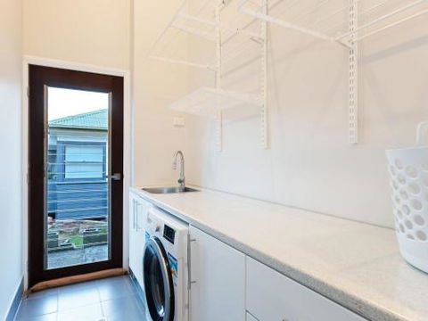 Absolute Waterfront Lakehouse Fishing Point Waterfront Pool Jetty - Accommodation Burleigh 1