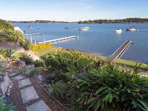 Absolute Waterfront Lakehouse Fishing Point Waterfront Pool Jetty - Accommodation Burleigh 6