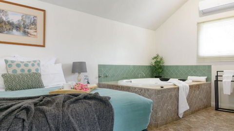 The Spa Cottage - Accommodation Burleigh 2