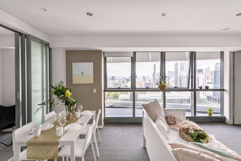 Forest Themed APT In The Heart Of Brisbane CBD - Accommodation Burleigh 4
