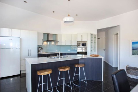 Beachfront Apartment 10 - Accommodation Burleigh 1