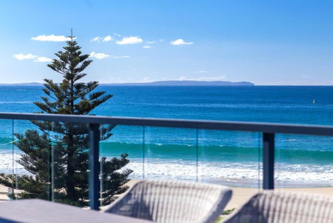 Beachfront Apartment 10 - Accommodation Burleigh 4