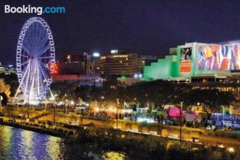 3br Stylish Apt CBD River & City Views SpaSaunaPoolWIFINetflix - Accommodation Burleigh 3