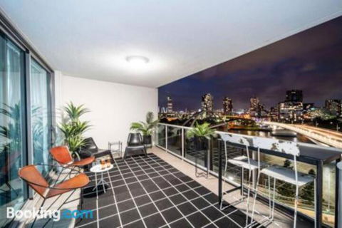3br Stylish Apt CBD River & City Views SpaSaunaPoolWIFINetflix - Accommodation Burleigh 0