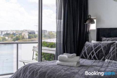 3br Stylish Apt CBD River & City Views SpaSaunaPoolWIFINetflix - Accommodation Burleigh 6