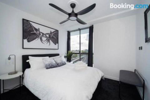 3br Stylish Apt CBD River & City Views SpaSaunaPoolWIFINetflix - Accommodation Burleigh 5