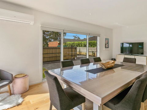 Absolutely Beach - Accommodation Burleigh 1
