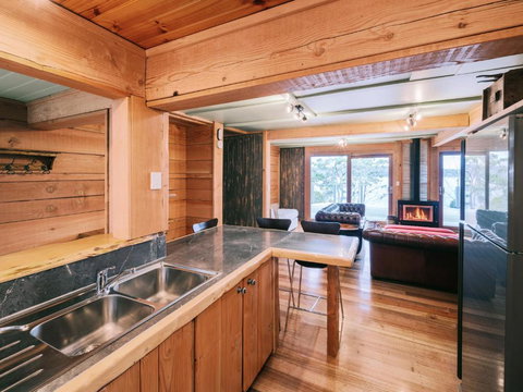 The Pier House - Accommodation Burleigh 4