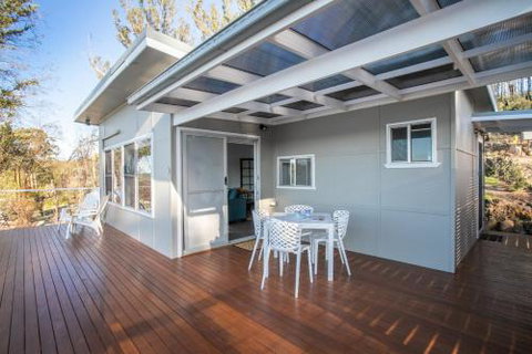 Home On The Water 21 Evans St. Lake Conjola - Accommodation Burleigh 6