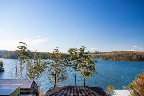 Home On The Water 21 Evans St. Lake Conjola - Accommodation Burleigh 1