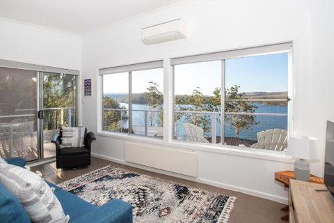 Home On The Water 21 Evans St. Lake Conjola - Accommodation Burleigh 3